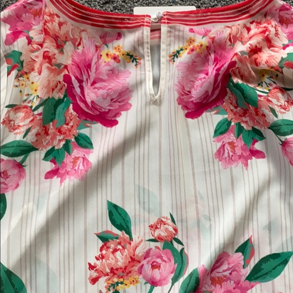 Flower 🌺 🌸 🌺 Top - Picture 3 of 3